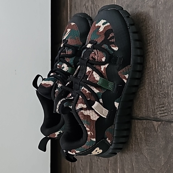 New Balance Toddler Slip On Camo Sneakers sz 9